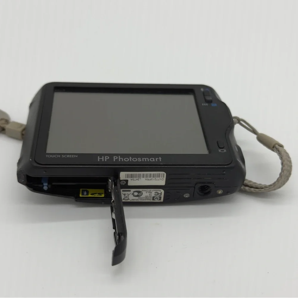 HP Photosmart R937 3X Optical Zoom Black 8.0 MP Digital Camera with SD Card